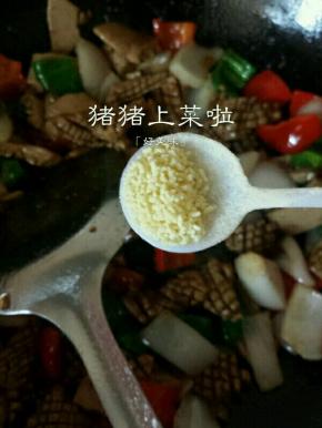 鸡精一勺.翻炒一会就可以了.要不停的翻炒哦.