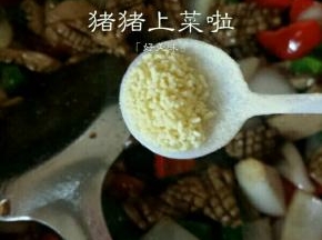鸡精一勺.翻炒一会就可以了.要不停的翻炒哦.