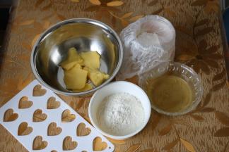 准备好所用原料，黄油软化。