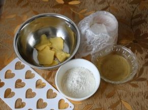 准备好所用原料，黄油软化。