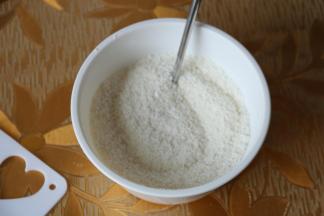 椰蓉加入低粉用筷子搅拌均匀，让椰蓉均匀地沾满低粉。