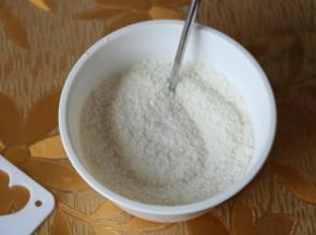 椰蓉加入低粉用筷子搅拌均匀，让椰蓉均匀地沾满低粉。