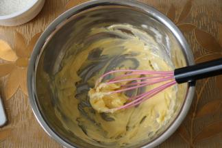 黄油软化成糊糊状态。