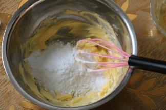 加入糖粉，用手动打蛋器轻轻拌匀，直至但不见糖粉为止，不用打发，拌匀即可。