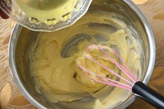 把分离的蛋清，分两次加入到黄油里，完全混合均匀后再加下一次，用手动打蛋器画圈的方式混合即可。