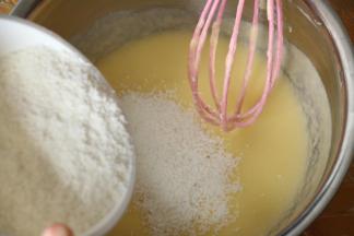 把混合好的椰蓉倒入黄油糊里。