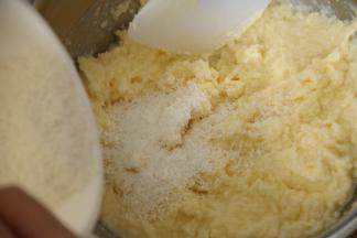 然后换刮刀拌匀。拌至看不见椰蓉即可。