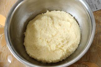 拌好的面糊还是比较软，无法成型，所以要用保鲜膜覆盖静置30分钟，让椰蓉充分把黄油吸收进去，在进行整形。