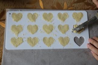 在烤盘里铺上一层油纸，放上准备好的瓦片模具，把面糊放到瓦片的空心处，用小抹刀挨个抹平，尽量做到每个抹平的厚度一致，这样烤出来才会受热均匀。