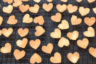 把烤盘放入上下管预热150度的烤箱中层，18分钟左右，烘烤至金黄即可。刚出炉的脆片有点软冷却后就变成脆脆的了。