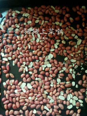 准备红皮花生200克，均匀的放到烤盘里，然后放进140度预热好的烤箱里，中层上下火烤30分钟，中间要翻几下花生，注意别烤糊