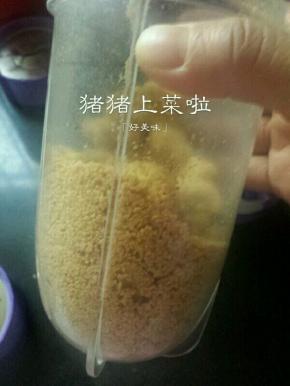 然后将花生打碎，这时候不好打，因为花生油打出来了，会黏住，没关系，慢慢来