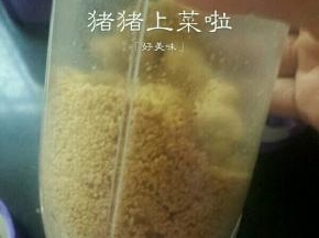 然后将花生打碎，这时候不好打，因为花生油打出来了，会黏住，没关系，慢慢来