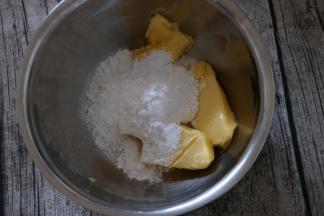 黄油提前室温软化，加入糖粉，用刮刀稍微拌匀下