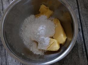 黄油提前室温软化，加入糖粉，用刮刀稍微拌匀下