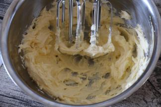 用电动打蛋器打至黄油颜色变浅，体积膨大。