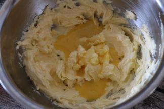 分两次加入打散的全蛋液，每次完全融入后，在加下一次。