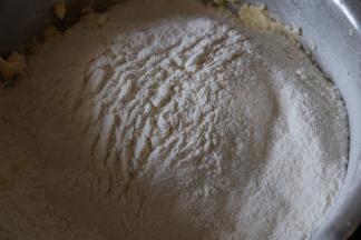 加入过筛的低粉，拌匀。