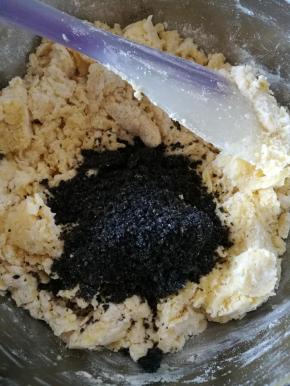 加入黑芝麻粉，揉匀即可。