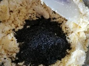 加入黑芝麻粉，揉匀即可。