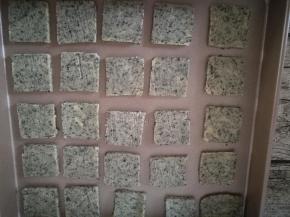 取出面团用刀切成3毫米厚的薄片，整齐放入烤盘里，留有一定的间距。