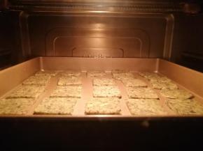 烤箱预热180度，中层烘烤15分钟左右出炉。