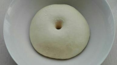 发酵至原来面团两倍大，手指戳洞，不回缩，不塌陷即可