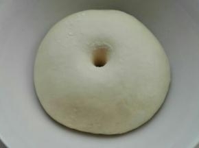 发酵至原来面团两倍大，手指戳洞，不回缩，不塌陷即可