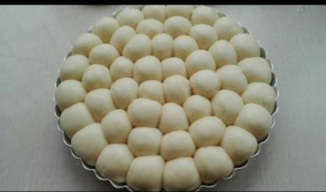 二次发酵至原来1.5倍大，刷蛋液，烤箱中下层，上下火180度，15分钟