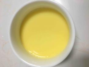 加入温开水（水约四十五度左右，鸡蛋一般是50g一个），把鸡蛋、柠檬汁、盐还有温开水搅拌均匀（将产生的气泡用纸吸掉）