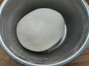 所有面团除油以外揉成光滑面团后放入油，继续揉至光滑