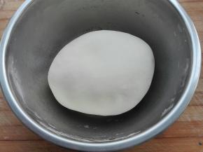 揉好的面团，盖保鲜膜放置室温发酵