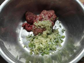 发酵期间制作白菜肉馅：肉末，葱姜末备好