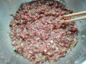 放入盐，生抽，耗油，香油，糖，油一个方向搅拌，放置一边入味，同时准备白菜