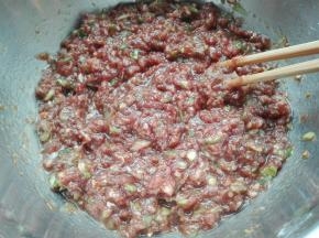 放入盐，生抽，耗油，香油，糖，油一个方向搅拌，放置一边入味，同时准备白菜