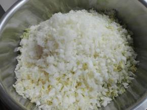 白菜切碎，放置待用