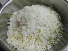 白菜切碎，放置待用