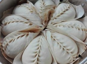 依次包好，留出一定空隙放入蒸屉中（排放不要我这样挤哈，是因为我想图省事一锅出来，所以使劲挤着放啦）醒发15分钟