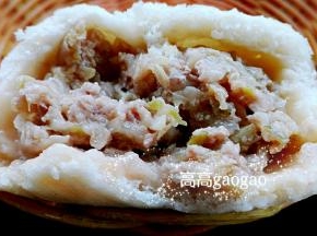 冷水上锅，大火烧开，转中火20分钟，关火焖5分钟，大肉菜包子，汤汁也很多呢，好吃呦～