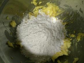 加入全部糖粉，用打蛋器的头搅拌一下让其和黄油融合一点（避免糖粉到处乱飞）。