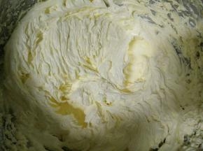 打发至黄油体积略微膨大，颜色变白。