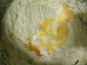 分次加入打散的全蛋液，每一次都要完全混合后再加入下一次。