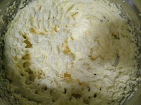 中速搅拌至和蛋液完全融合