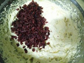 放入切碎的蔓越莓果干。