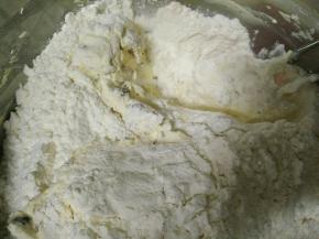 筛入低筋面粉，用橡皮刮刀翻拌至无干粉。