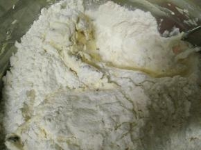 筛入低筋面粉，用橡皮刮刀翻拌至无干粉。