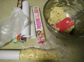 把拌好的面团分装至保鲜袋里，用家里的保鲜膜纸筒和外包装将面团塞进去定型