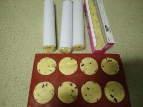 也可以借助家里的小模具做出不同形状的蔓越莓，放冰箱冷冻半小时以上。