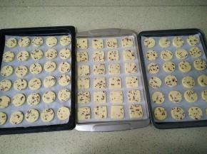 冻硬后均匀的切成1厘米左右的厚片。