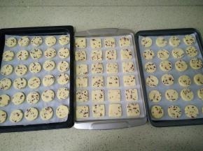 冻硬后均匀的切成1厘米左右的厚片。